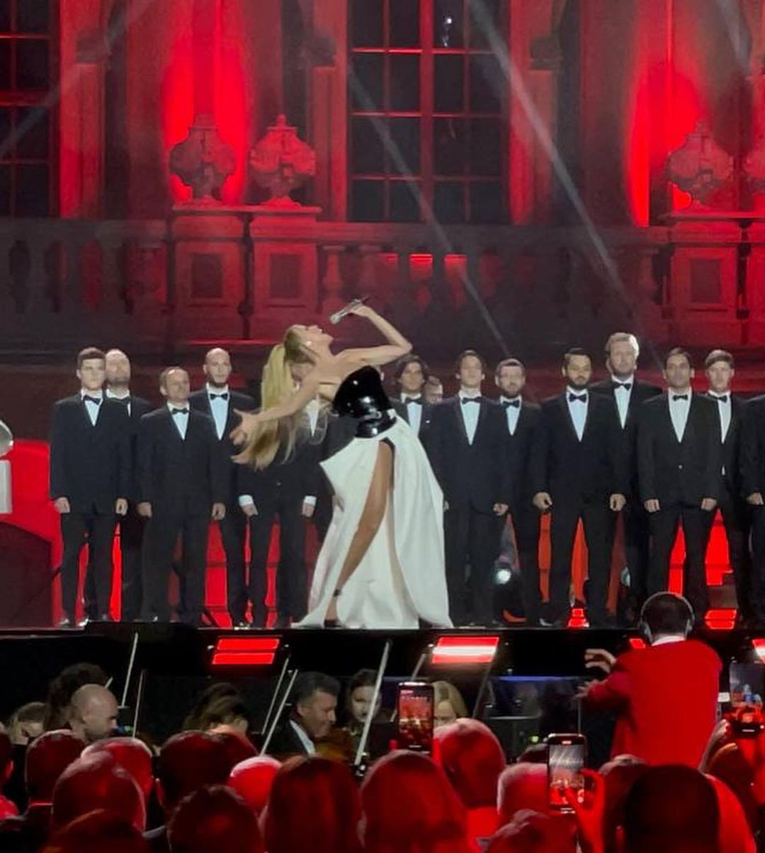 Як дві сестрички: Оля Полякова вразила квітучим виглядом на фото з донькою